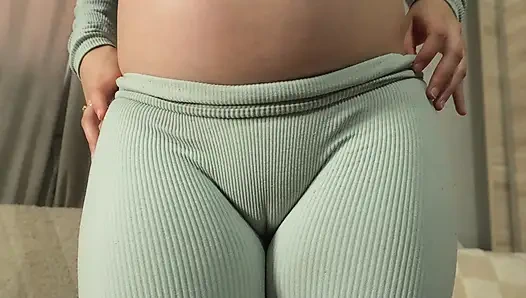 Hintli üvey kız kardeş yoga yapıyor ve tozluk içinde gösteriyor, sonra mastürbasyon yapıyor