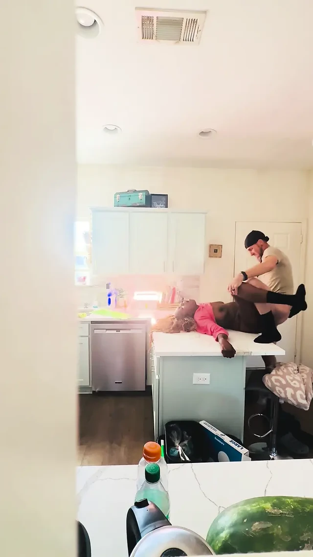 Üvey adam zenci büyük memeli annesini beyaz komşusunu sikerken yakalıyor.