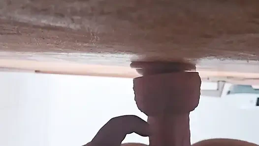 Yeni oyuncağımı banyoda test ediyorum! Harika bir lanet şimdi gerçek bir tane istiyorum!