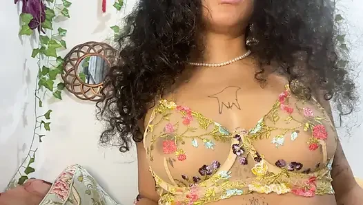 Kıllı tanrıça büyük bir dildoyla gırtlağına kadar alıyor