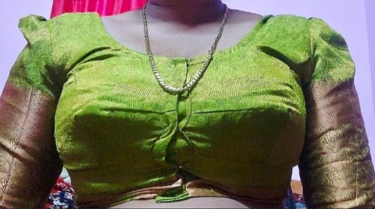 Hintli patron özel odasında sekreterini aradı