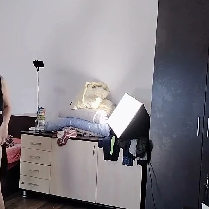 Seksi latin deniyor ve kıyafetlerini kesiyor
