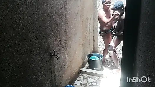 En iyi arkadaşımın karısı özel kısımlarını yıkarken beni duşta aradı. Cezbediciliğime karşı koyamadım.