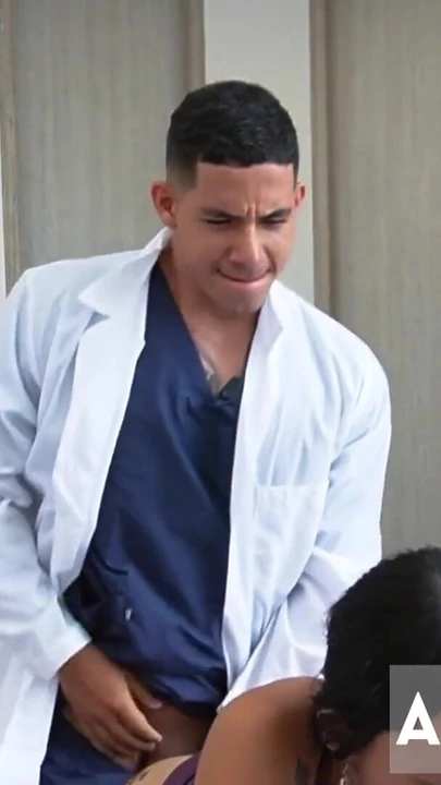 KARıMı DOKTORUM VE TEMIZLIK GÖREVLISIYLE ÇIFTE SIKIYORUM | Klip 2