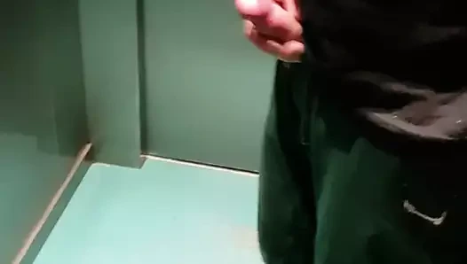 Auf Arbeit im Fahrstuhl gewichst