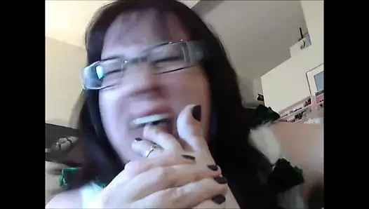 Geeky tombul kız içinde tatil ayak emme