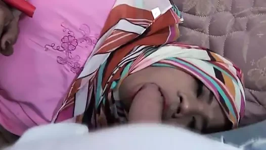 Ts ladyboy tesettürlü bağlı, beyaz yarak emerken boşalıyor