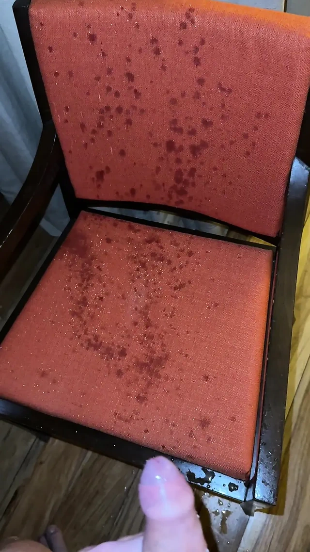 Otel odamın her yerine işemek beni çok sertleştiriyor