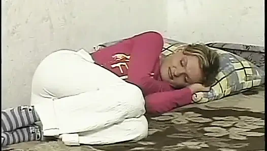 Bir kız erkek arkadaşını bir adama sakso çekerken yakalıyor