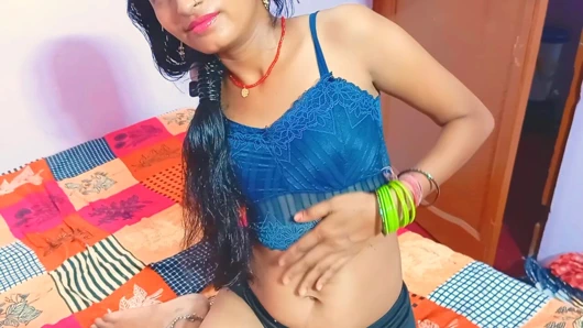 Hintli ateşli okul öğretmeni kız ilk kez öğrencileriyle sert sikişiyor Hintçe ses