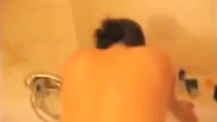 Sıcak amatör bebek içinde the banyo