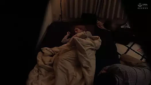 Pembe saçlı kahverengi ince kız erkek arkadaşının önünde...