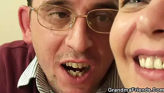 Busty büyükanne emme ve binicilik musluklar pov