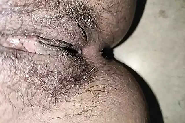 Bekar kız bir grup erkek tarafından emilmek ve sikilmek istiyor