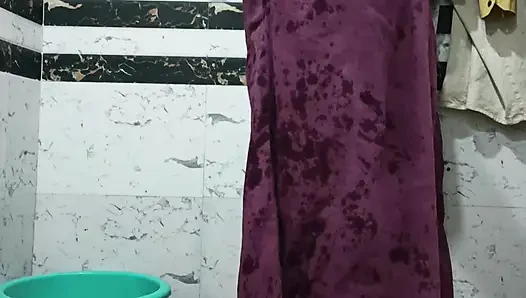 Priya bhabi büyük götlü banyo gösterisi