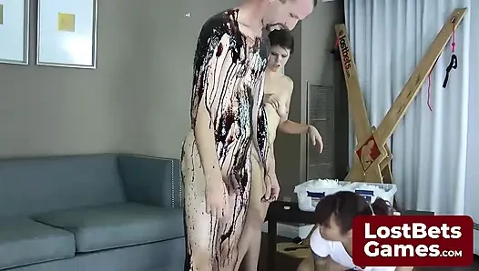 Üç arkadaştan oluşan bir grup vahşi striptiz çılgınlığı oyunu oynuyor