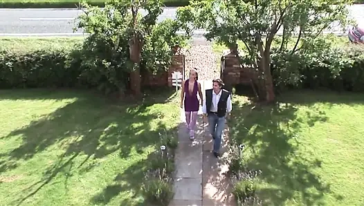 Bu sert sikiş sahnesinde birkaç adam bir iri güzel kadınla başka bir kızla sikişiyor