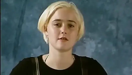 İç çamaşırlı poz vermekten hoşlanan sevimli Alman genç kız