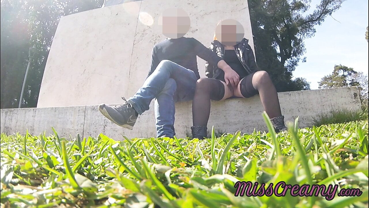 Açık havada seks - sürtük öğretmen halka açık parkta yoğun orgazmla fışkırtıyor - misscreamy