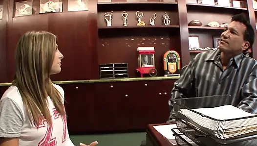 Azgın genç kız barda azgın bir adamı seçmeye çalışıyor