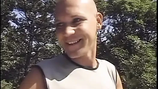 Şanslı adamın sikişecek bir erkeği ve sürtük bir kadını var