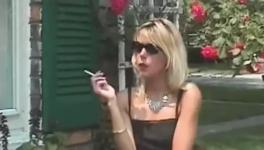 Sıcak sarışın sigara içen filme kabul eder