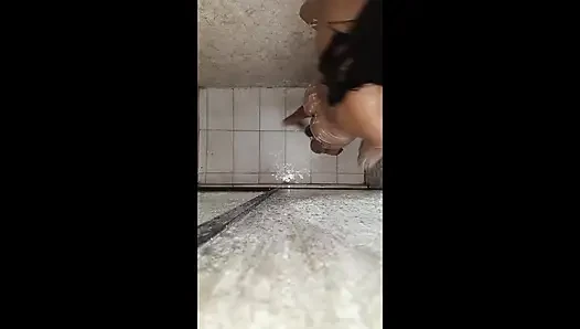 Banyoda bir kamera kurdum ve üvey kız kardeşimi duş alırken filme aldım, sonra onunla banyoya gidiyorum ve birlikte seks yapıyoruz
