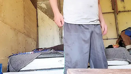 Penisi çekiyor