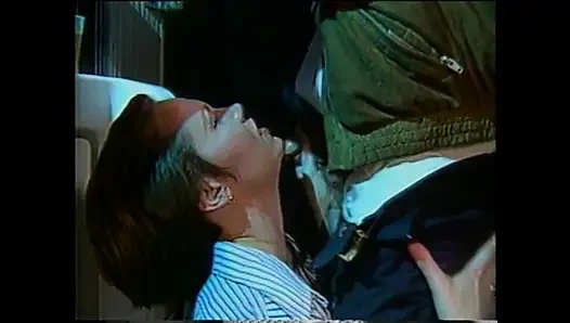 Kıllı amcıklı güzel azgın sert yaraklı bir yabancıyla seks yapıyor