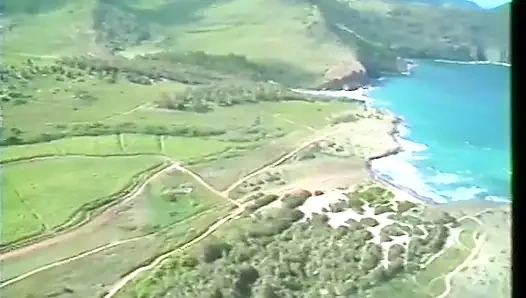 Edepsiz güzeller Stephanie Öfke ve Nina Deponca Hawaii plajında lezbiyen seksin tadını çıkarıyor