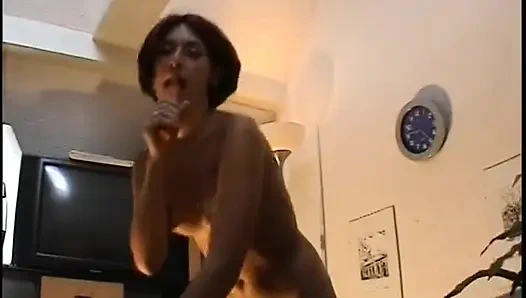 Ateşli kızıl saçlı oğlu için mastürbasyon yapıyor