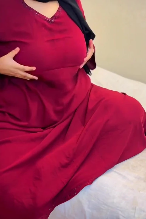Ben 20 yaşındaki Arap Müslüman iri güzel kadın ateşli kızım, beni sikebilir misin lütfen? Ailem bugün evde değil