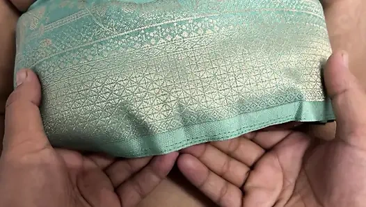 Hintli evli kadın ateşli mavi banarsi sari ve chudai içinde sikiliyor