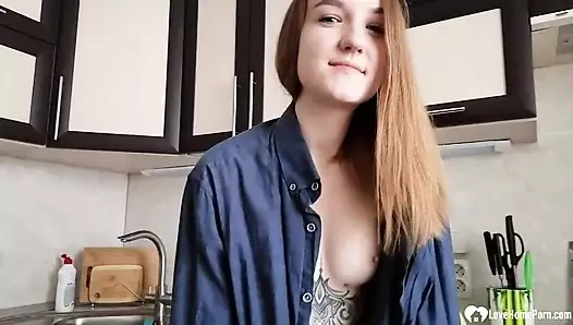 Schlong'um son derece ıslak amcıklara girmenin tadını çıkarıyor