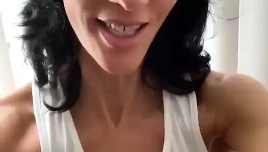 İngiliz fahişe anne, erkeklere bikini göstermeye bağımlı.