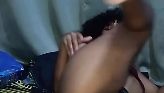 Hindistan teyze orgazm olana kadar götüyle oynuyor