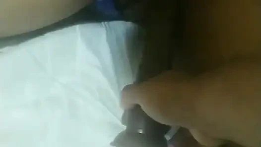 Komşum beni yatağında tanga içinde buluyor ve parmaklarını sokarak masajı yapıyor.