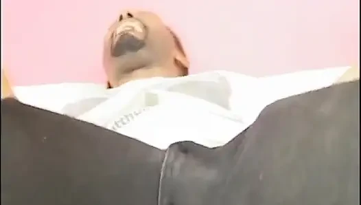 Çikolata piliç beyaz deri kanepede yarakla sikiliyor