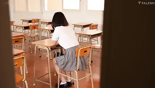 Süper sevimli azgın üniversiteli kız farklı erkeklerle seks yapmayı seviyor. Bölüm 1