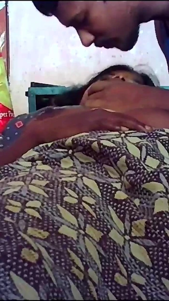 Обязательный для обмена момент из "Индийская деревенская жена дома с сексуальными сиськами целуются"