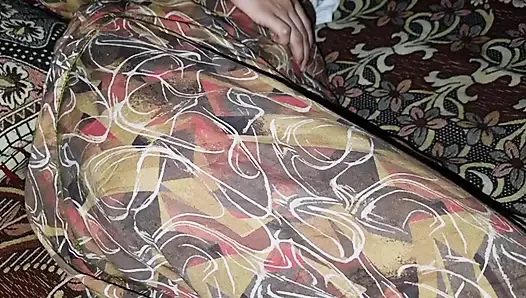 20 yaşındaki ince güzel twerk yapıyor ve büyük büyük götünü gösteriyor