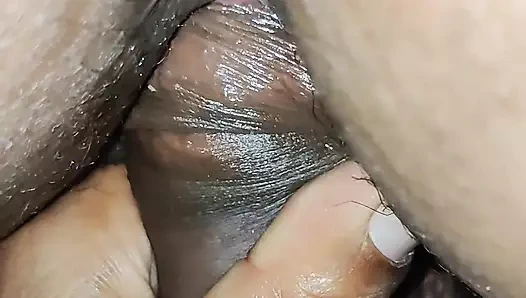 Sürtük üvey kız kardeş arkadaşının amını ve götünü alıyor