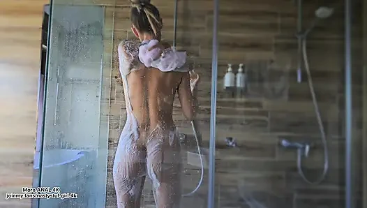 Duş alırken beni izledi ve sonra beni sikti