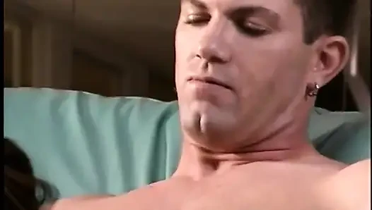 Seksi tıraşlı amcık Asyalı bal kanepede sert yarakla sikişiyor