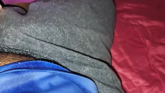 Çarpıcı genç evli evanjelik kadın kilisede geri çekilmede vajinasına büyük bir penis alıyor