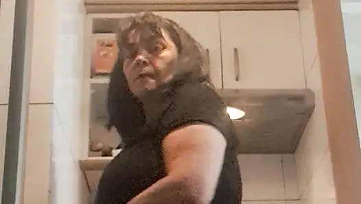 Orta yaşlı seksi kadın külotla bulaşık yıkıyor