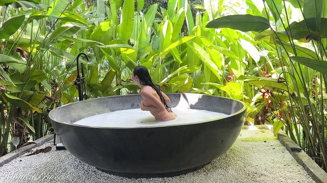 Ormanda çıplak banyo - kamera arkası