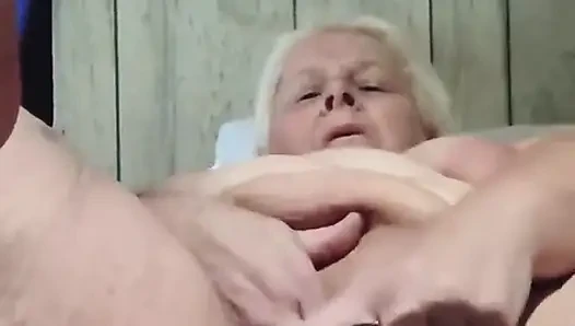 Göğüslerine şaplak atıyor ve klitoris azgın değersiz bir kaltak