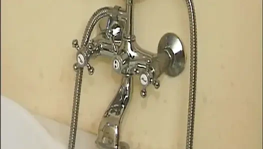 Tombul sarışın Alman orta yaşlı seksi kadın oyuncak kullanıyor ve içinde sikiliyor