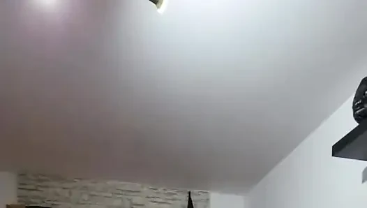 Olgun dominatrix zonklayan takma yarakla itaatkarın genişleyen götünü genişletiyor